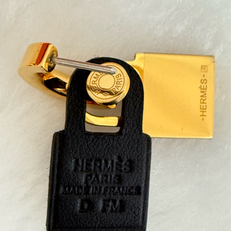 全新HERMES O'Kelly黑皮+金雙鎖頭耳環-3