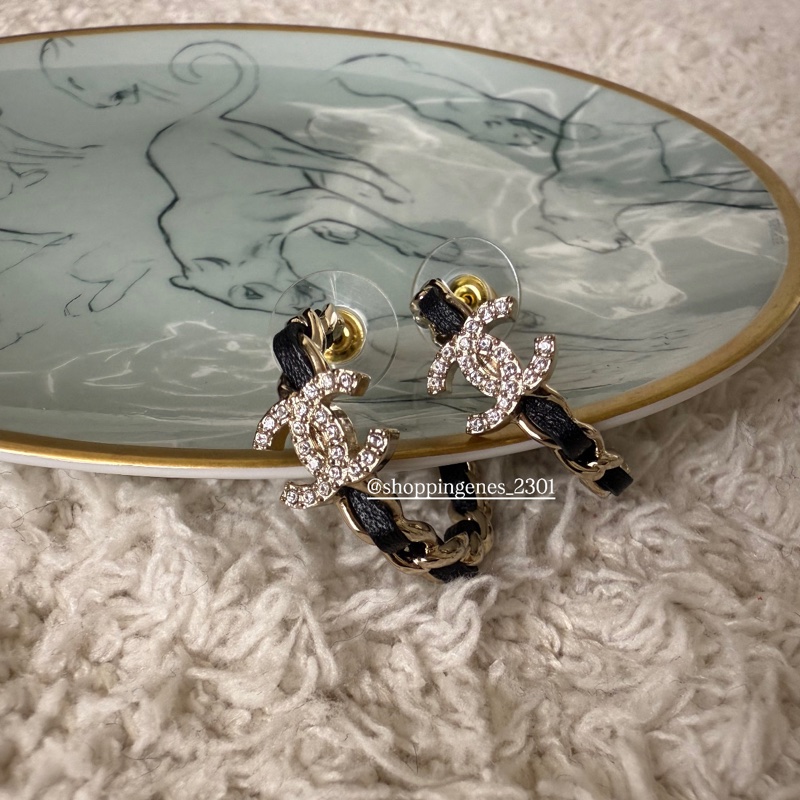 香奈兒 Chanel 全新品 25B皮穿鏈圈圈水鑽logo耳環❗️尚未抵台-1