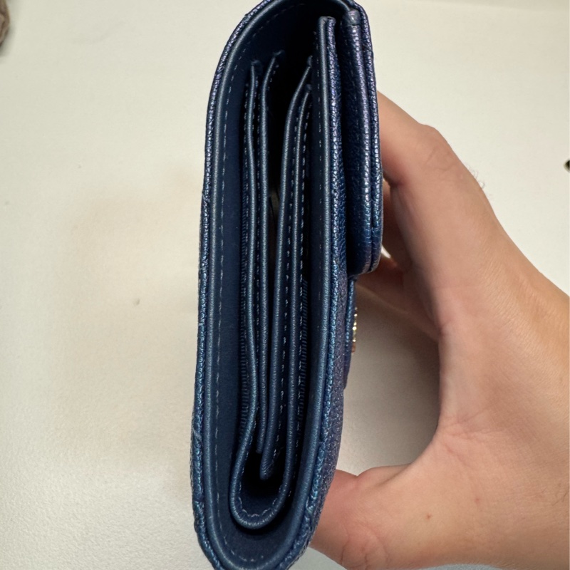 Chanel 經典款荔枝牛皮菱格紋金扣短夾-1