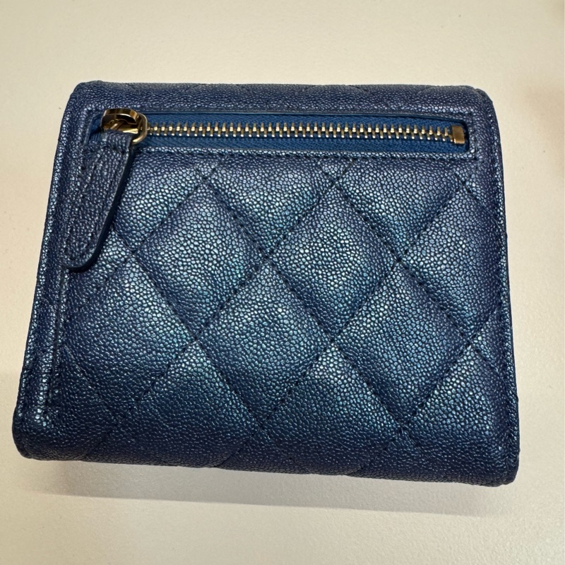 Chanel 經典款荔枝牛皮菱格紋金扣短夾-2