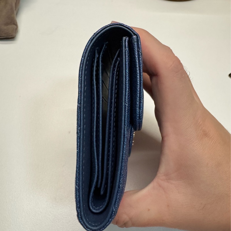 Chanel 經典款荔枝牛皮菱格紋金扣短夾-4