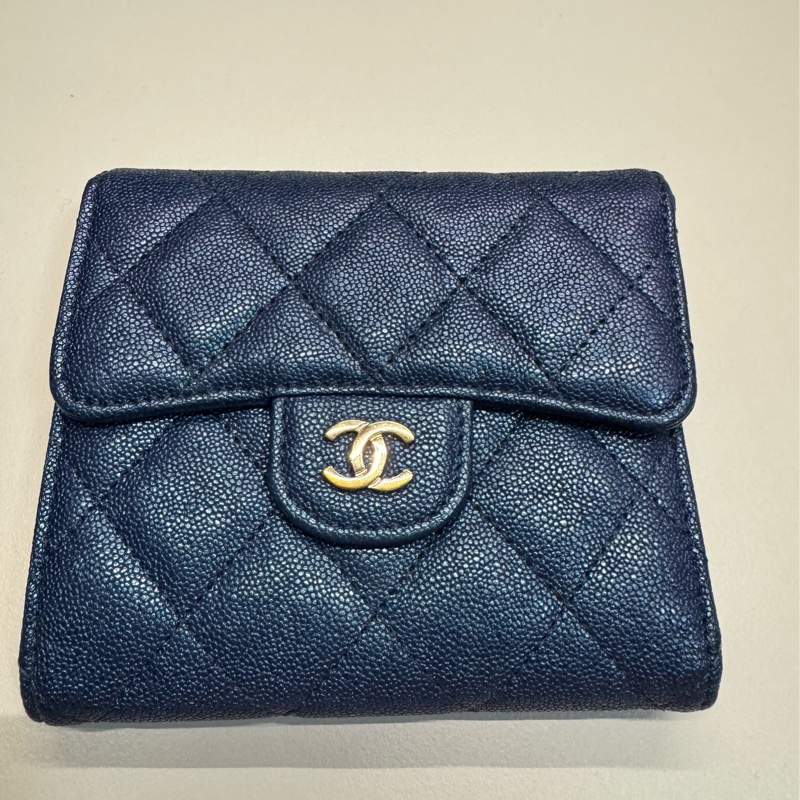 Chanel 經典款荔枝牛皮菱格紋金扣短夾-6