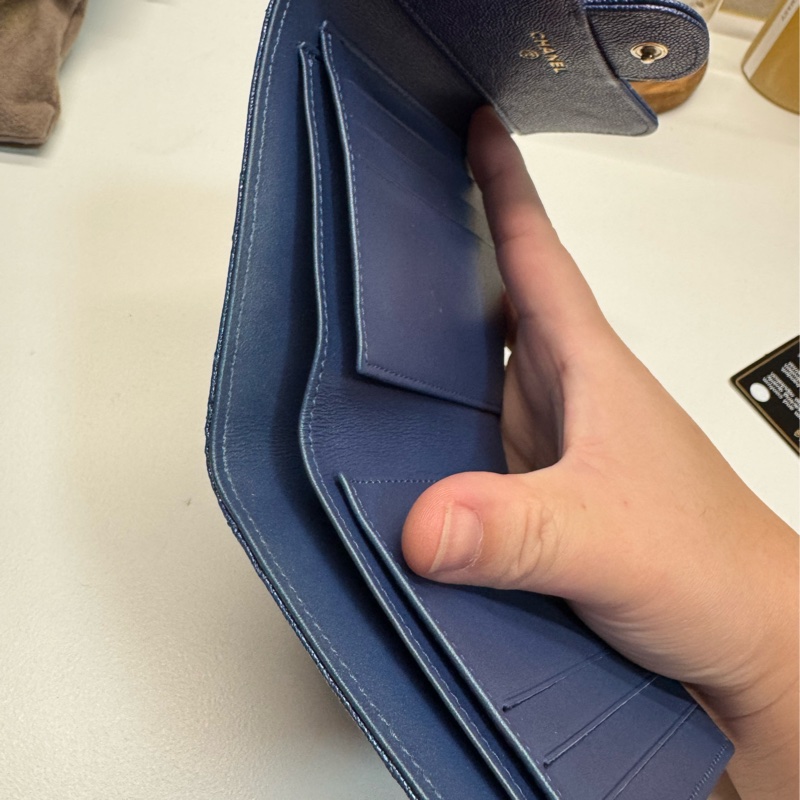 Chanel 經典款荔枝牛皮菱格紋金扣短夾-10