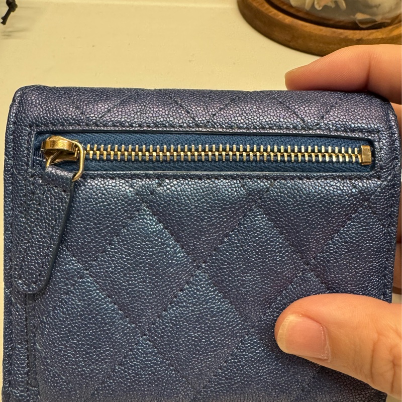 Chanel 經典款荔枝牛皮菱格紋金扣短夾-11