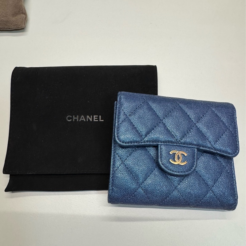 Chanel 經典款荔枝牛皮菱格紋金扣短夾-12