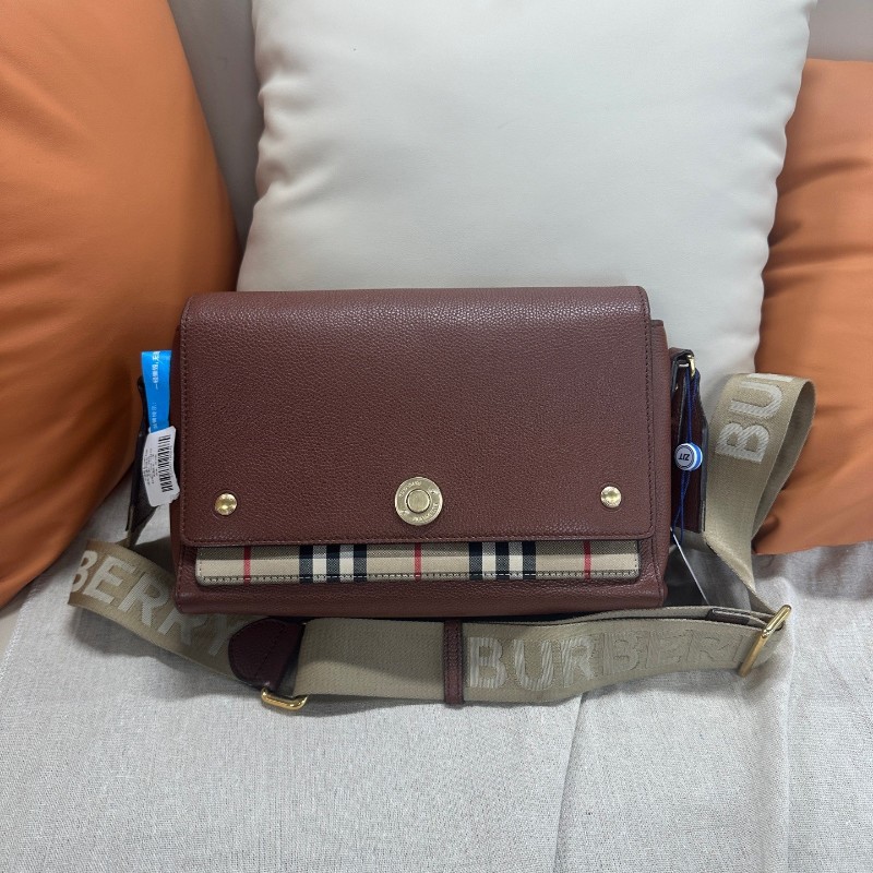 Burberry Note系列 經典戰馬格紋配棕色牛皮郵差包 斜背包 尺寸:25××8.5cm-0