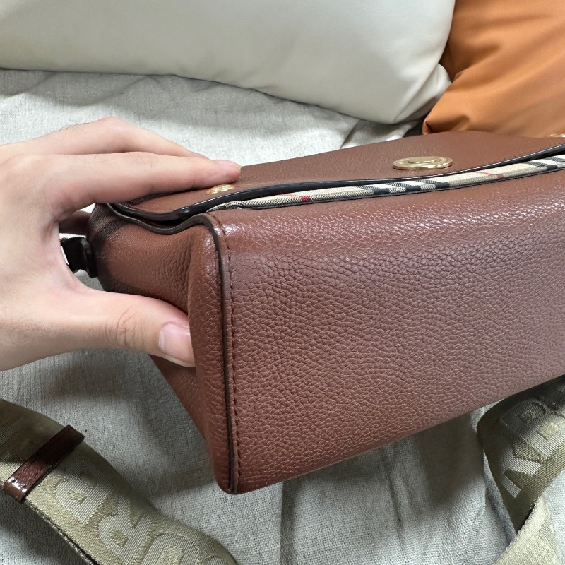 Burberry Note系列 經典戰馬格紋配棕色牛皮郵差包 斜背包 尺寸:25××8.5cm-5