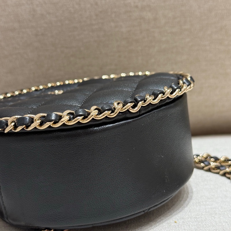 CHANEL黑色鏈邊小圓餅-1