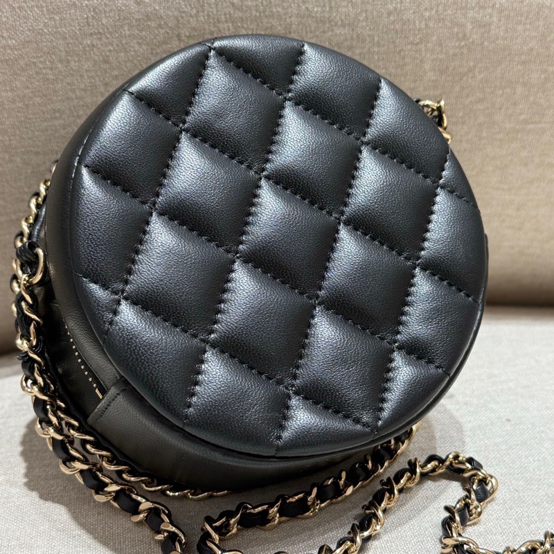 CHANEL黑色鏈邊小圓餅-9