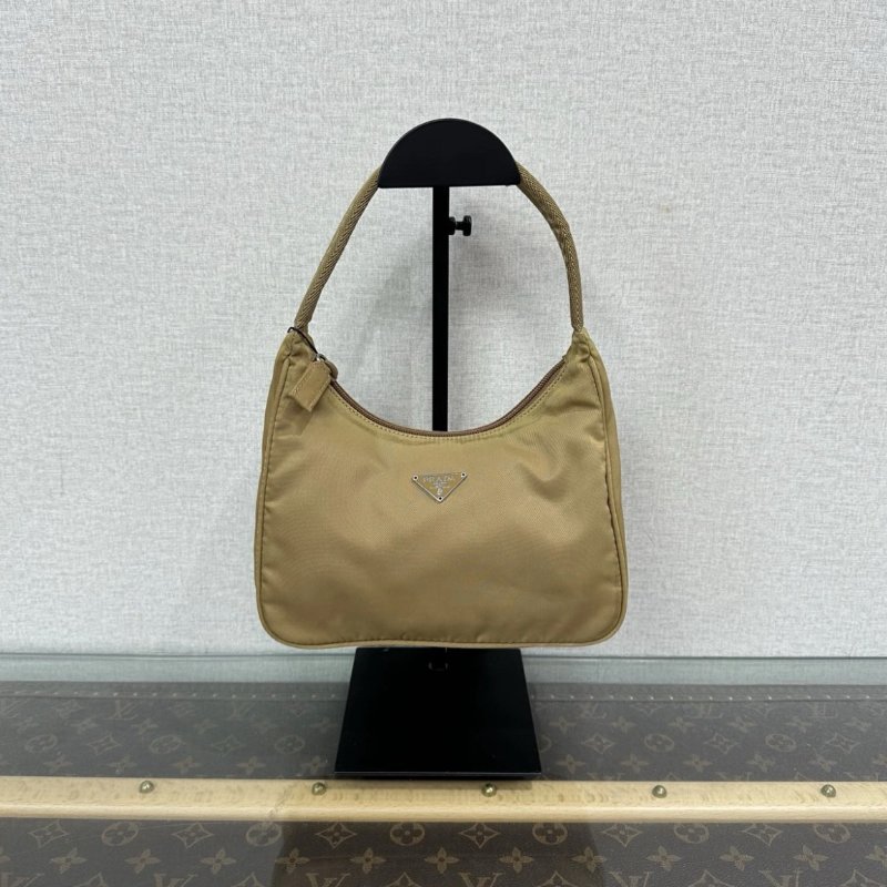 PRADA 銀扣尼龍三角標手提腋下hobo包 22*16*6 98新配件塵袋-0