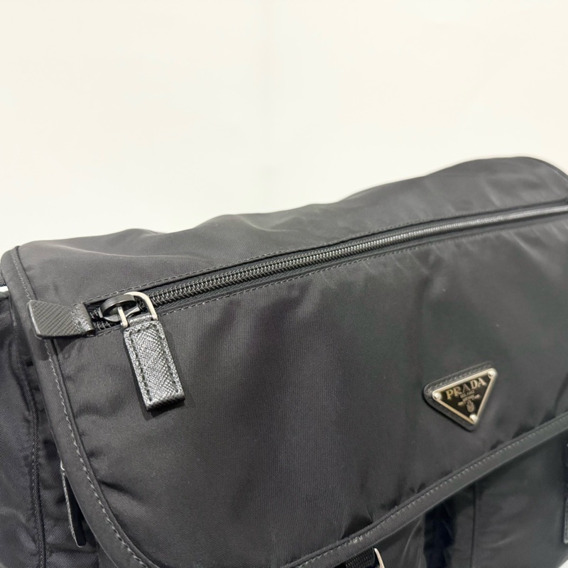 PRADA黑色尼龍中款下蓋雙釦郵差包-6