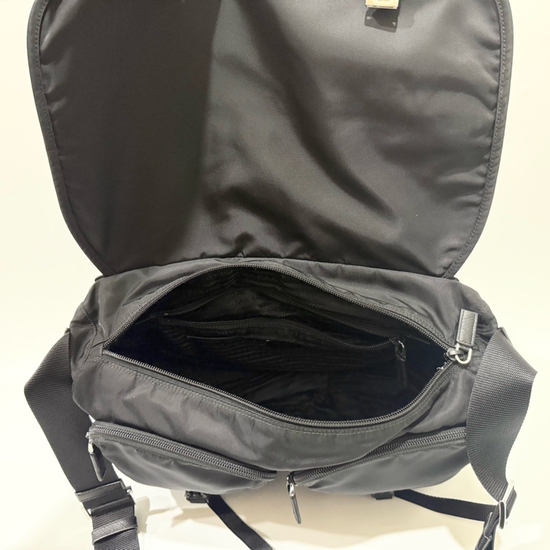 PRADA黑色尼龍中款下蓋雙釦郵差包-7