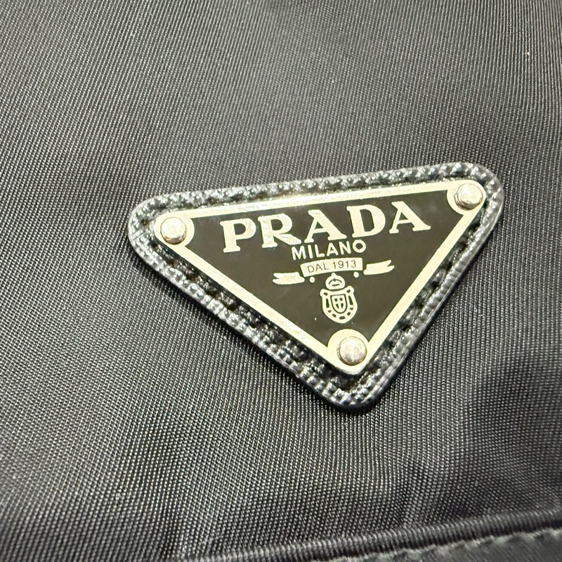 PRADA黑色尼龍中款下蓋雙釦郵差包-9