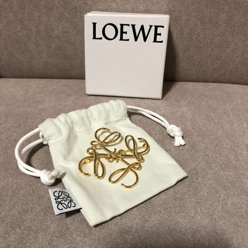 LOEWE 💫 金色LOGO別針-0
