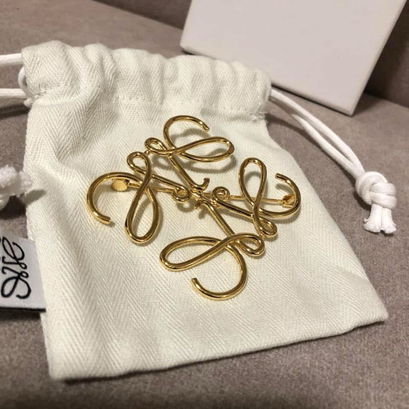 LOEWE 💫 金色LOGO別針-1