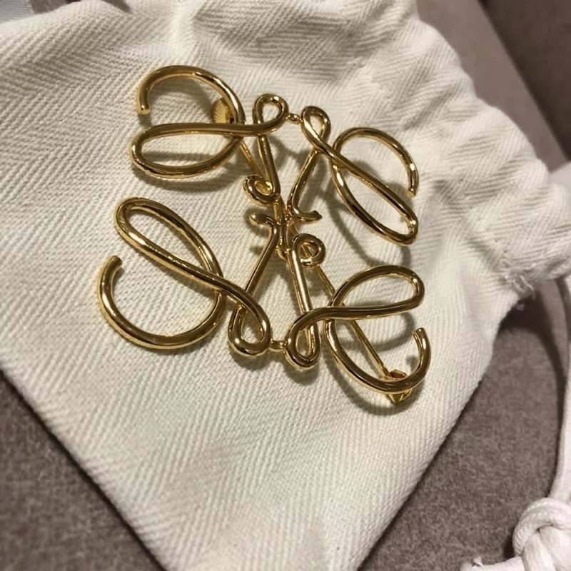 LOEWE 💫 金色LOGO別針-2