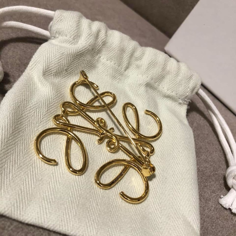 LOEWE 💫 金色LOGO別針-4
