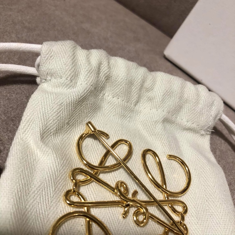 LOEWE 💫 金色LOGO別針-5