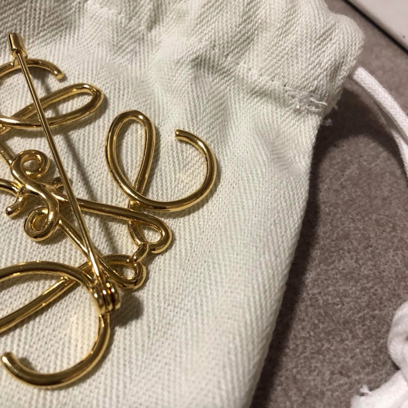 LOEWE 💫 金色LOGO別針-7