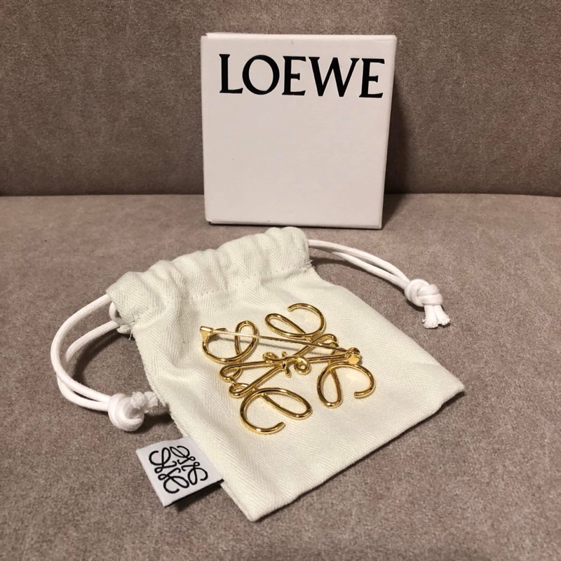 LOEWE 💫 金色LOGO別針-8
