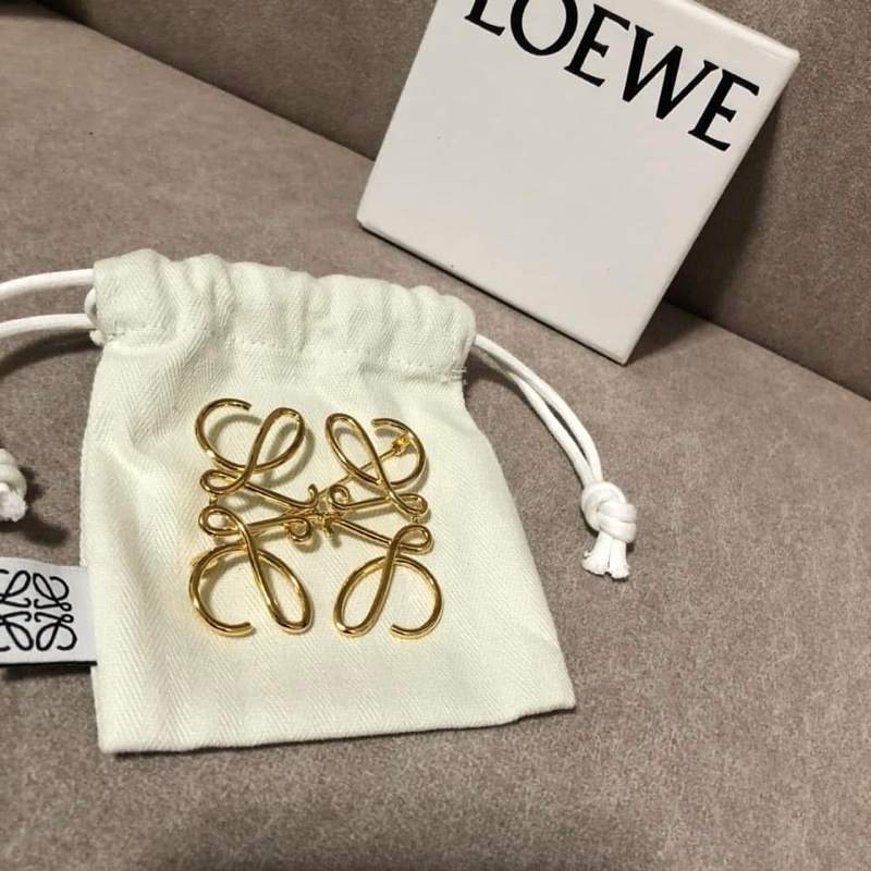 LOEWE 💫 金色LOGO別針-9