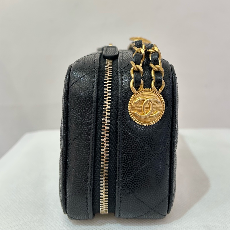 CHANEL 22A金幣黑荔枝拉鍊小相機包-2