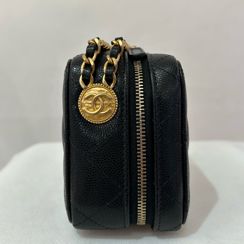 CHANEL 22A金幣黑荔枝拉鍊小相機包-3