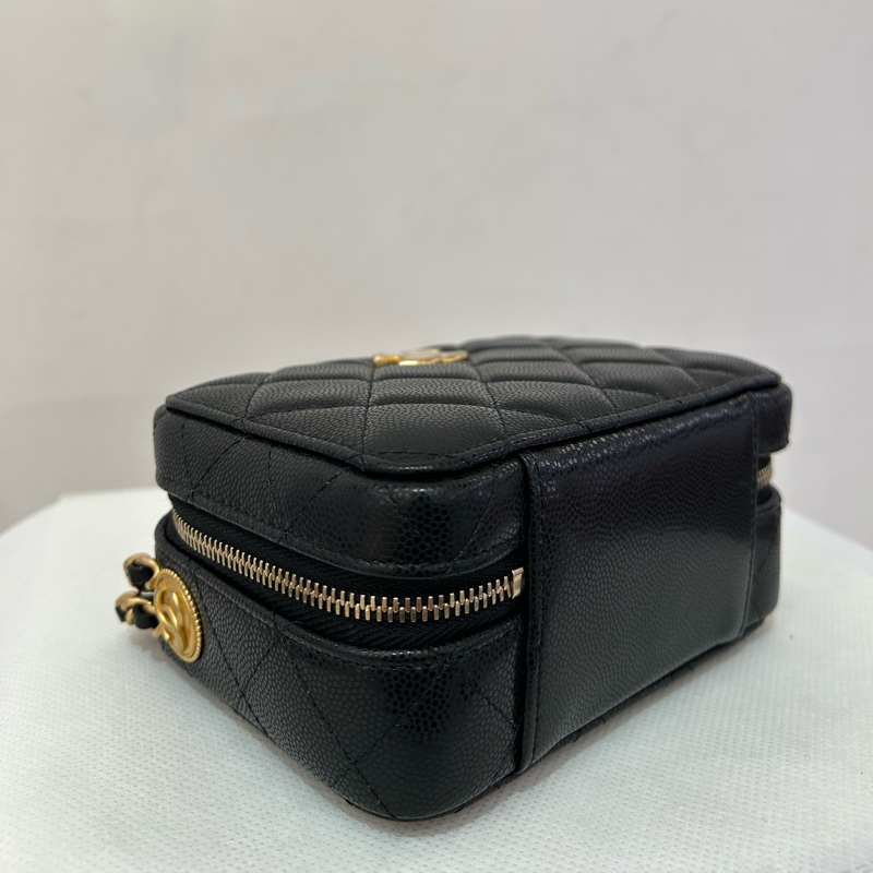 CHANEL 22A金幣黑荔枝拉鍊小相機包-9