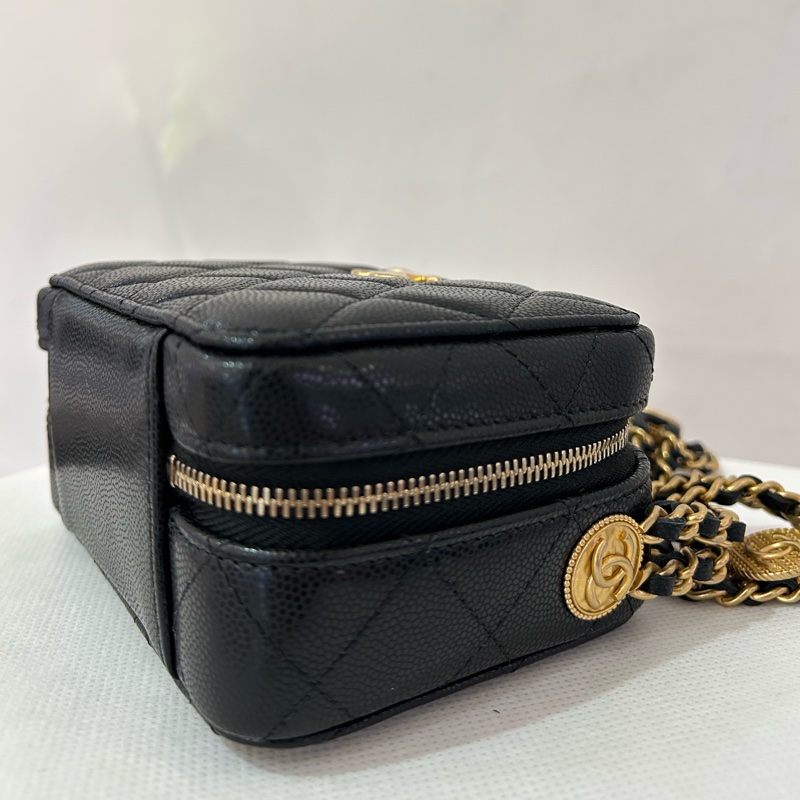 CHANEL 22A金幣黑荔枝拉鍊小相機包-10