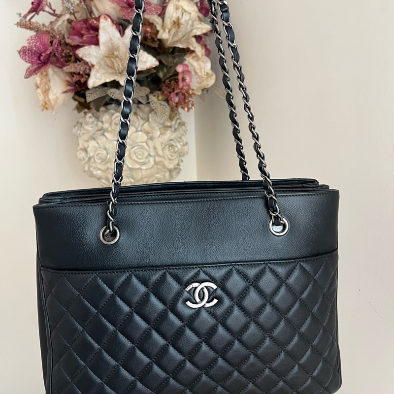 香奈兒 黑色銀鏈牛皮多隔層托特肩背包-0