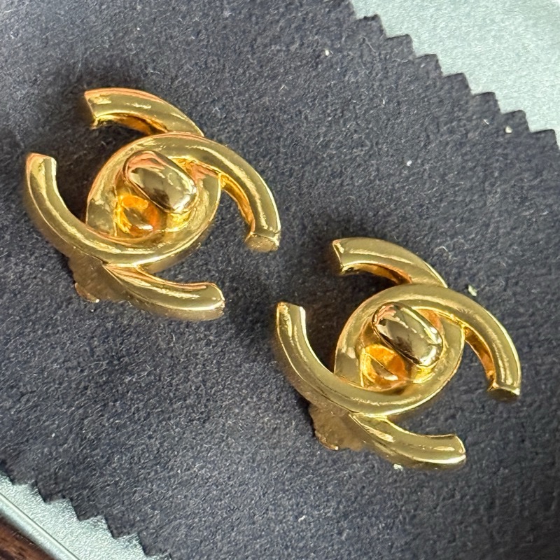 Chanel vintage 金色書包扣logo耳夾/夾式耳環-0