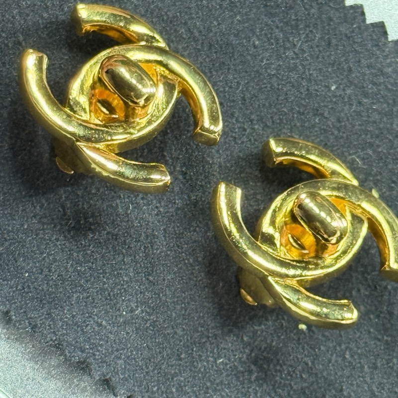 Chanel vintage 金色書包扣logo耳夾/夾式耳環-4