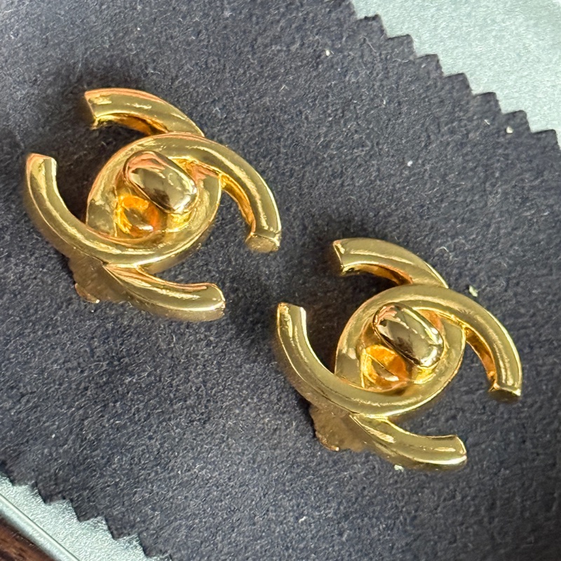 Chanel vintage 金色書包扣logo耳夾/夾式耳環-5