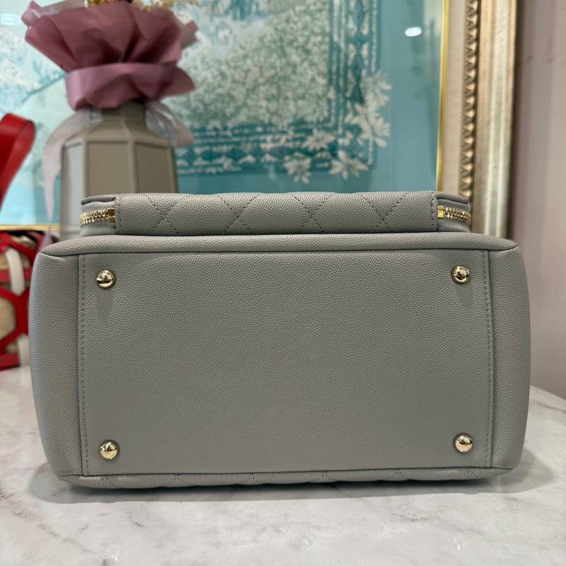 Chanel淺灰荔枝牛皮菱格紋淡金釦前ㄇ拉手提肩斜背托特包-2