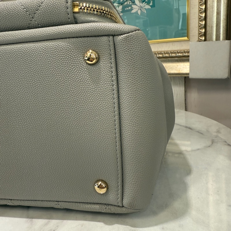 Chanel淺灰荔枝牛皮菱格紋淡金釦前ㄇ拉手提肩斜背托特包-3