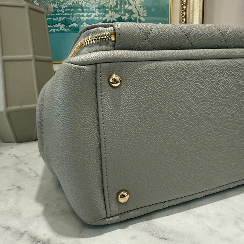 Chanel淺灰荔枝牛皮菱格紋淡金釦前ㄇ拉手提肩斜背托特包-4