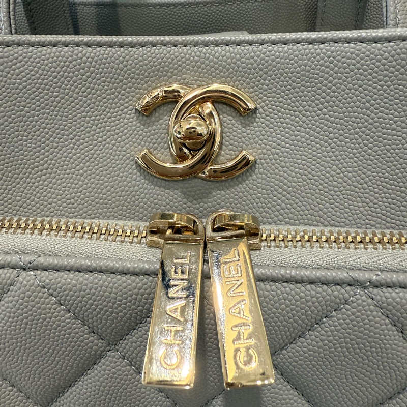 Chanel淺灰荔枝牛皮菱格紋淡金釦前ㄇ拉手提肩斜背托特包-7