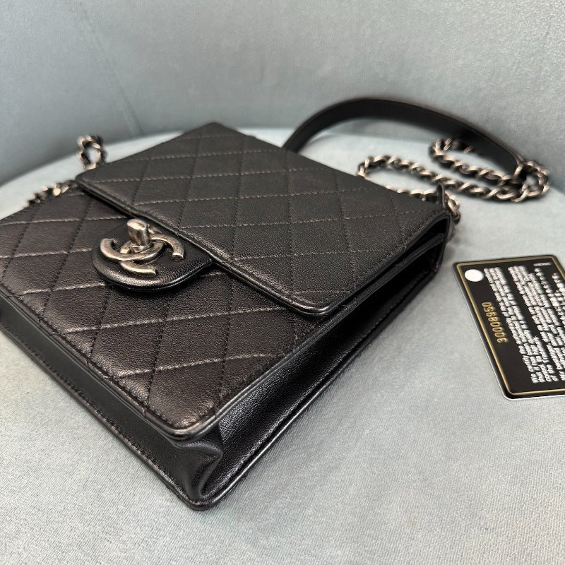 Chanel 黑銀透明壓克力珍珠logo限量CF方塊包 99新 配件保卡塵袋-1