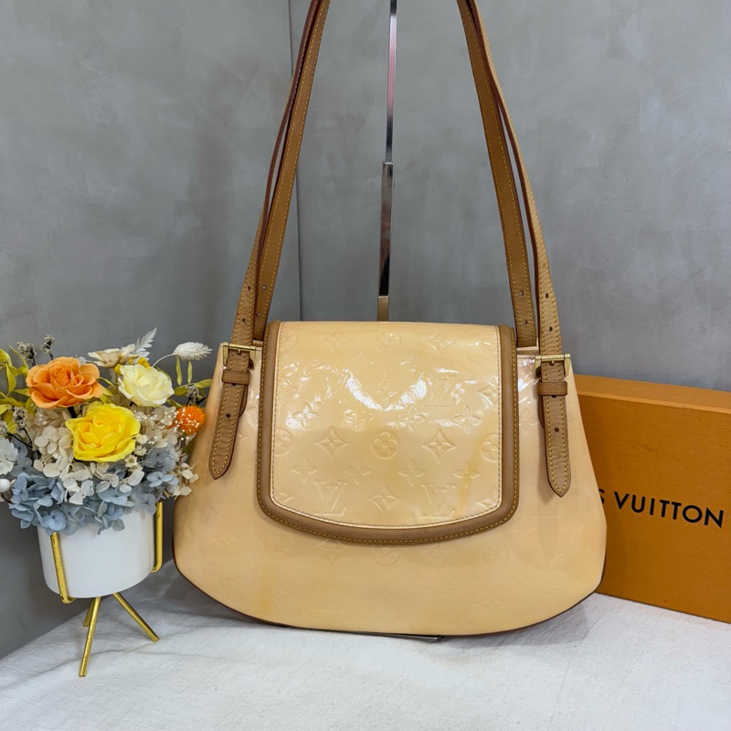 Louis Vuitton 黃色漆皮壓紋肩背包-1