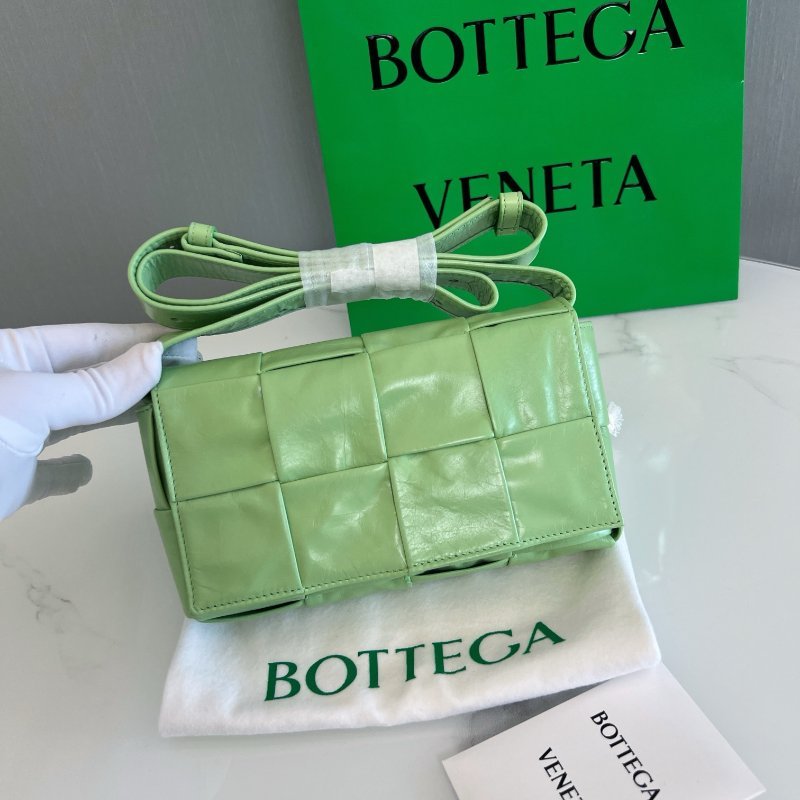 Bv 八格cassette 酪梨綠油蠟牛皮八格,可以斜背可以腰包容量能放手機 18×10×5cm 斷貨色 99新配件塵袋-1