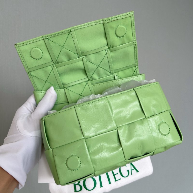 Bv 八格cassette 酪梨綠油蠟牛皮八格,可以斜背可以腰包容量能放手機 18×10×5cm 斷貨色 99新配件塵袋-2