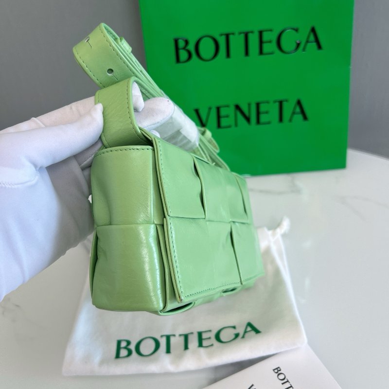 Bv 八格cassette 酪梨綠油蠟牛皮八格,可以斜背可以腰包容量能放手機 18×10×5cm 斷貨色 99新配件塵袋-3