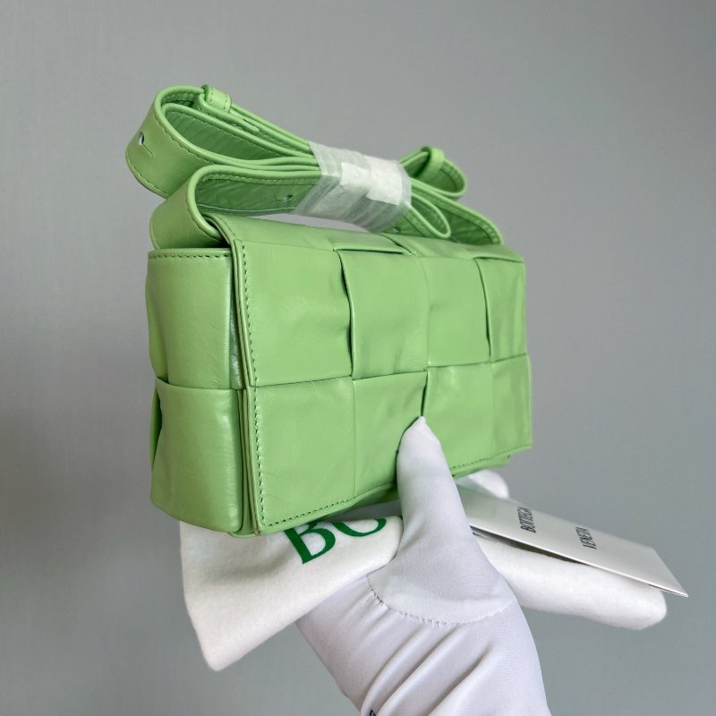 Bv 八格cassette 酪梨綠油蠟牛皮八格,可以斜背可以腰包容量能放手機 18×10×5cm 斷貨色 99新配件塵袋-6