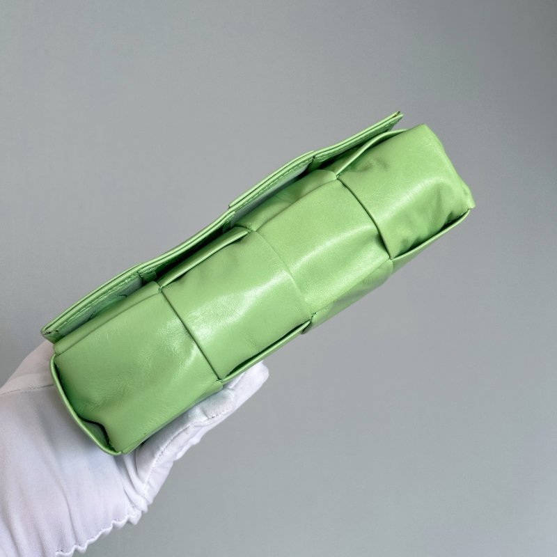 Bv 八格cassette 酪梨綠油蠟牛皮八格,可以斜背可以腰包容量能放手機 18×10×5cm 斷貨色 99新配件塵袋-7