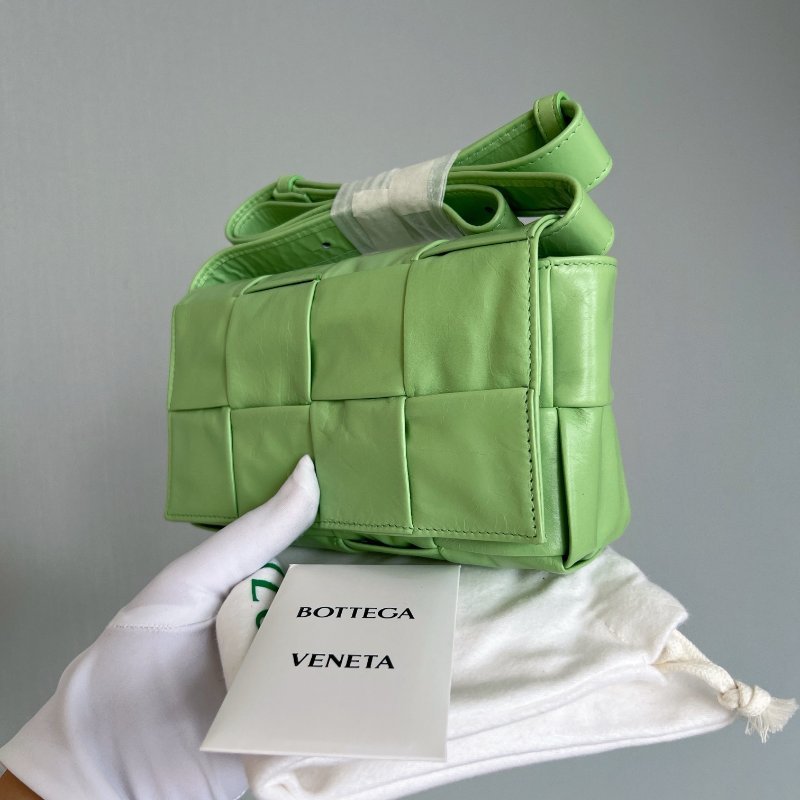 Bv 八格cassette 酪梨綠油蠟牛皮八格,可以斜背可以腰包容量能放手機 18×10×5cm 斷貨色 99新配件塵袋-8