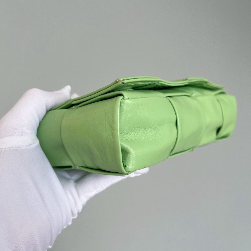 Bv 八格cassette 酪梨綠油蠟牛皮八格,可以斜背可以腰包容量能放手機 18×10×5cm 斷貨色 99新配件塵袋-9