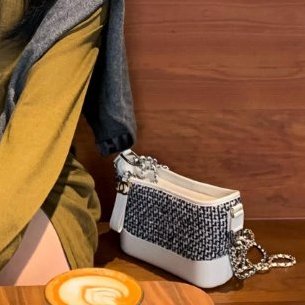 ✨Chanel 白色牛皮毛呢經典流浪包小號 98新 配件塵袋-1