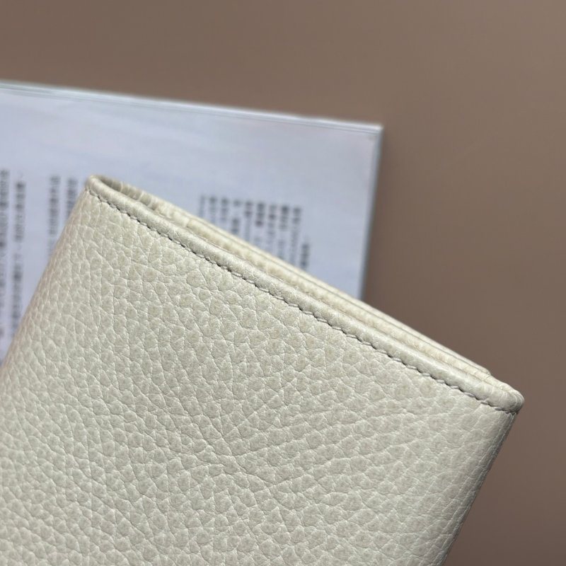 限量款::GUCCI:: 白色皮革 金屬蝙蝠裝飾牛皮拉鍊長夾 發財長夾-9