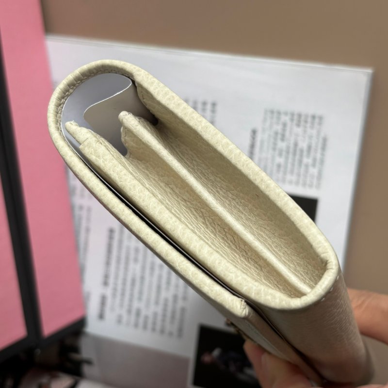 限量款::GUCCI:: 白色皮革 金屬蝙蝠裝飾牛皮拉鍊長夾 發財長夾-11