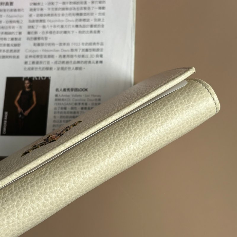 限量款::GUCCI:: 白色皮革 金屬蝙蝠裝飾牛皮拉鍊長夾 發財長夾-13